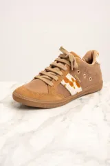 Zapatillas bajas color marrón con detalles en cuero con estampado de vaca en los laterales y talón.