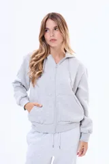 Buzo con capucha y cierre frontal completo, confeccionado en felpa suave, con bolsillos tipo canguro y cordones ajustables en la capucha.