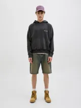 Canguro negro con capucha, de corte holgado y mangas raglán. Presenta un gran estampado en color beige en la espalda con la inscripción "Studio Originals" y texto descriptivo, además de puños y dobladillo acanalados.