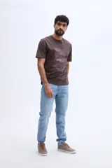 Remera marrón de manga corta con ajuste regular y estampa gráfica al frente estilo vintage.