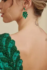 Aros colgantes con diseño de racimo de hojas en color verde esmeralda, con base metálica dorada.