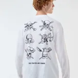 Remera de manga larga color blanco, con cuello redondo y estampa pequeña en el pecho con la frase 'The man in the straw hat One Piece'.