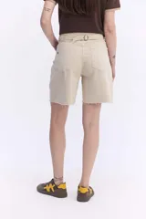 Short de jean tiro alto con diseño de corte recto y largo intermedio, lavado desgastado y terminaciones desflecadas en el ruedo.