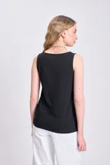 Musculosa color negro, de corte recto y escote redondo, sin mangas.