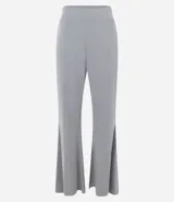 Pantalón deportivo femenino Get Over de corte flare, confeccionado en microfibra de color gris. Presenta cintura con pretina fija, diseño acampanado desde la rodilla y costuras decorativas frontales.