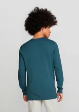 Sweater tejido de punto color bordó con cuello redondo clásico, mangas largas y puños y dobladillo acanalados.