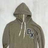 Canguro rústico color verde grisáceo con capucha y cordones blancos. Estampado en el pecho con las letras 'DX' en blanco y negro.