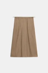 Falda midi de tiro medio color tostado, con cintura elástica ajustable con cordón y detalles de pliegues frontales, confeccionada en nylon.