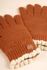 Guantes de punto color marrón con puños blancos.