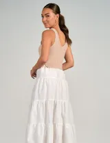 Vestido midi combinado de Elan, con torso de punto beige de escote en V y breteles anchos, y falda escalonada blanca de largo midi.