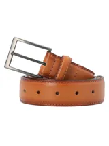 Cinturón de cuero natural color camel lustrado con siete agujeros y hebilla rectangular de metal plateado viejo.