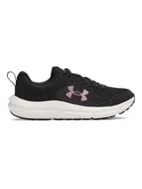 Championes de running Under Armour Charged Assert 10, color negro con detalles en rosado. Presentan una parte superior de malla transpirable con revestimientos de cuero, entresuela Charged Cushioning para mayor amortiguación y suela de caucho macizo.