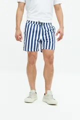 Short de baño con diseño de rayas verticales en azul y blanco, cintura elástica con cordón ajustable, bolsillos laterales y bolsillo trasero.
