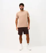 Remera deportiva de hombre con tecnología dry, confeccionada en tejido técnico con textura. Presenta cuello redondo, manga corta y estampa en gel en la espalda con la leyenda Court & Leisure Club 1983.