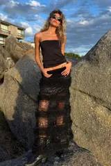 Falda larga de tul negro con volados, bordados de lentejuelas y paneles transparentes con estampado animal print.