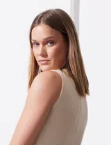 Musculosa negra acanalada con cuello redondo y sin mangas.