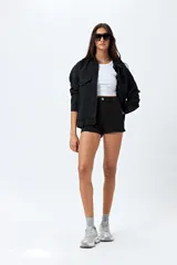 Short de jean negro de tiro alto con costuras verticales en el frente.