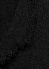 Top negro de tweed sin mangas, con escote en V, diseño cruzado y terminaciones deshilachadas.