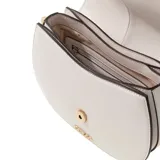 Cartera tipo saddle bag Guess modelo Carrie, color beige, con diseño estructurado, solapa frontal con cierre magnético y logo metálico. Incluye una correa de cadena con detalles en cuero sintético y una correa adicional ajustable y extraíble.