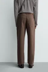Jeans straight fit de corte recto y tiro medio, confeccionados en denim de algodón con lavado en color gris. Cuenta con cinco bolsillos y cierre frontal con cremallera y botón.