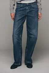 Jeans Z1975 de tiro bajo y pernera recta, con diseño clásico de cinco bolsillos y cierre frontal con cremallera y botón, en tono azul desgastado.