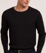 Remera de manga larga color blanco, confeccionada en tejido waffle texturizado, con cuello redondo y corte regular.