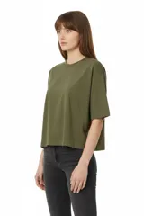Remera negra de algodón de corte ancho y corto, con mangas cortas y cuello redondo a la base.