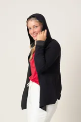 Saco negro suelto con capucha y mangas largas. El interior de la capucha y los puños son de color gris claro.