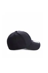 Gorra de béisbol estructurada con visera curva y cierre ajustable. Presenta el logo de los New York Yankees bordado en relieve en la parte frontal y el logo de la marca 47 en el lateral.