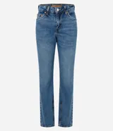 Pantalón de jeans premium azul oscuro de corte recto y cintura media, con bolsillos funcionales, trabillas para cinturón y costuras visibles a contratono. Confeccionado por Marfinno.