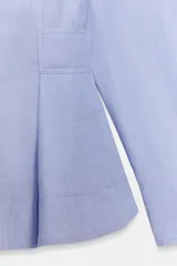 Camisa de algodón con cuello solapa, manga larga con puños y diseño peplum en el bajo. Presenta cierre frontal con botones ocultos por solapa.