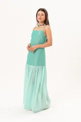 Vestido largo color verde agua, con tirantes finos, escote recto y falda larga fluida con panel fruncido en la parte superior.
