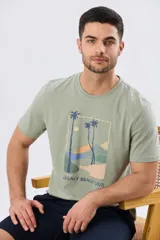 Remera azul marino de manga corta con cuello redondo y estampa frontal de un paisaje de playa con palmeras y el texto 'Legacy Beach Club'.