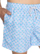 Short de baño celeste con estampado de caballitos de mar rosas. Tiene cintura elástica con cordón ajustable, bolsillos delanteros y traseros, y mosquetón.