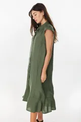 Vestido midi color azul de lino italiano, con diseño camisero, cuello camisero, mangas cortas abullonadas, cierre frontal con botones y bolsillos laterales.
