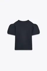 Jersey de punto liso color azul marino, con cuello redondo y mangas cortas abullonadas.