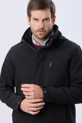 Campera de neopreno color negro, con cuello alto que incorpora capucha oculta, cierre frontal, bolsillos laterales y un bolsillo vertical con cierre en el pecho.