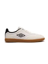 Championes Umbro modelo Track, color blanco hueso con detalles en negro y suela de goma color caramelo. Presenta el logo Umbro en el lateral.