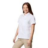 Camisa de manga corta Columbia, diseñada para actividades al aire libre, confeccionada en tejido técnico con tecnología de protección solar y absorción de humedad. Presenta cuello clásico, cierre frontal con botones, dos bolsillos frontales funcionales y un diseño transpirable.