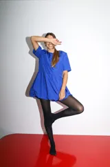 Vestido corto azul eléctrico con mangas cortas y corte fruncido a la altura de la cintura, creando un efecto globo en la falda.