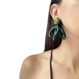 Aros colgantes de resina roja con forma de tentáculos.