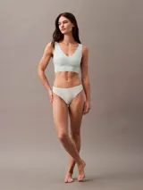 Bombacha tipo colaless Calvin Klein de la línea Invisibles, confeccionada en microfibra suave con tecnología de corte láser para un acabado sin costuras. Presenta talle medio y logo de la marca estampado en la cadera.