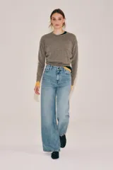 Jeans wide leg de tiro alto y diseño de cinco bolsillos, con efecto lavado, trabillas en la cintura y cierre frontal con cremallera y botón metálico.