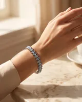 Pulsera de acero con diseño de eslabones engarzados con circonias en corte marquise de color azul claro.
