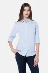 Camisa rayada entallada de manga larga, textura suave al tacto. Contiene spandex para un mejor calce.