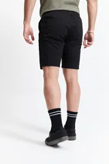 Bermuda de gabardina con diseño de cinco bolsillos, cintura elástica con cordón de ajuste y corte recto.