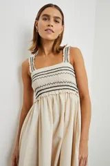 Vestido midi color crema de popelina de algodón, con breteles anchos y cuerpo superior fruncido con rayas horizontales negras.