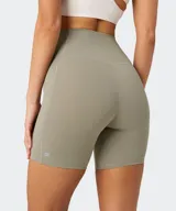 Short deportivo negro de tiro alto, confeccionado con tejido ultra suave, ajustado al cuerpo y con bolsillos laterales de fácil acceso.