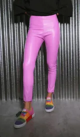 Pantalón de ecocuero tiro alto, de corte ajustado y botamanga irregular con pequeña abertura lateral. Cuenta con cierre invisible lateral.