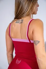 Musculosa deportiva de lycra color bordó con doble tela, breteles en contraste rosado y logo bordado en el centro del pecho.